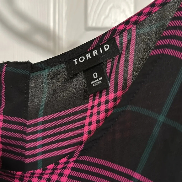 Torrid s/s Pink & Black Top. Buttons up the back. EUC Size 0 - Picture 4 of 5